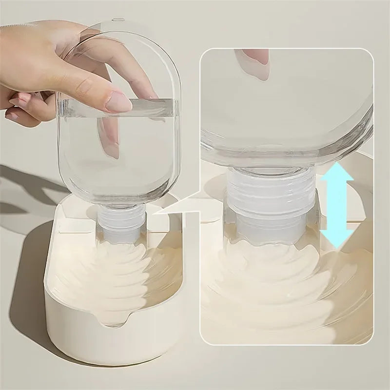 

Compact 2-in-1 pet bottle for walks and adventures